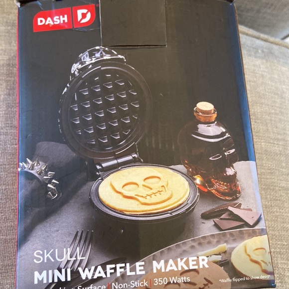 Skull mini waffle maker. Brand new. Just box opened - Picture 4 of 4
